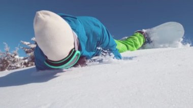 Slow Motion Close Up Extreme erkek snowboardcu piste kapalı sürüş el değmemiş toz kar içine çöker. Adrenalin üzerinde Pro freeride snowboarder güneşli dağ aşağı binmek dolu taze düşmüş kar içine düşüyor