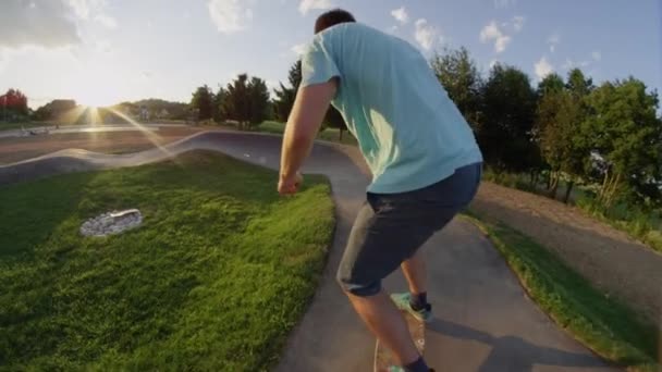 Повільний Рух Спалах Єктива Pro Скейтбордист Прохолодний Longboard Їде Вздовж — стокове відео