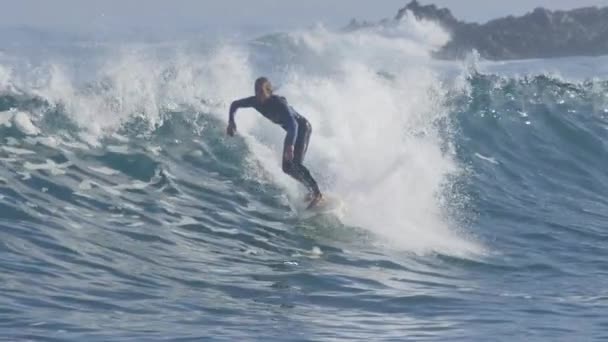 Low Motion Esportista Masculino Focado Carves Feriado Ativo Pequena Onda — Vídeo de Stock