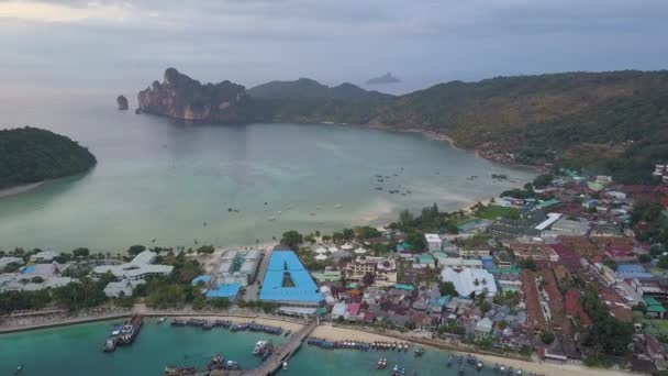 空中令人惊叹的热带岛屿海港在一个清爽的早晨拍摄 停泊的船只和渡船等待着成群结队的游客带着他们在壮观的皮皮岛上跳来跳去 — 图库视频影像