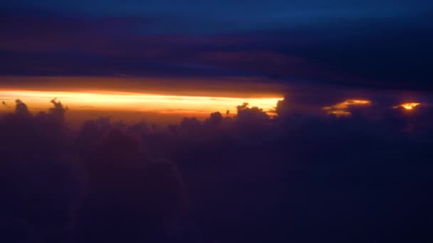 Espacio Copia Pov Las Nubes Hinchadas Cielo Púrpura Cubren Pintoresca — Vídeos de Stock