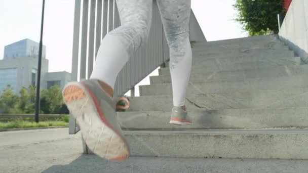 슬로우 플레어 압축에 여성이 햇볕이 도시에서 계단을 맞춥습니다 도시에서 화창한 — 비디오