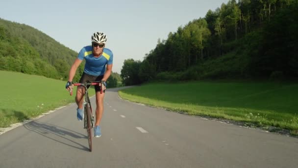 Slow Motion Atletische Jonge Mannelijke Pedalen Langs Lege Weg Die — Stockvideo