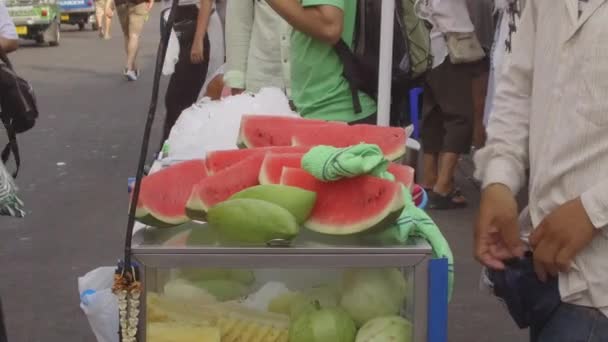 2017年3月 无法辨认的泰国男子准备西瓜片 出售给口渴和饥饿的背包客漫游在考桑路 储存在冰上的热带水果 — 图库视频影像