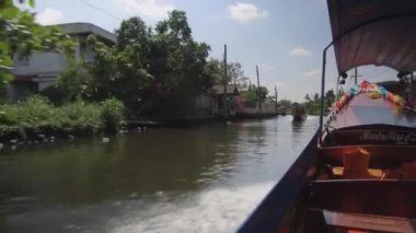 Bangkok, Tayland - Mart 2017, Düşük Açı: İki uzun kuyruk tekne güneşli baharda bulanık Chao Phraya nehir kanalında buluşuyor. Su taksi asya tur rehberi kamera geçmiş hızlandırıyor. Turistik gezi cazibe. 