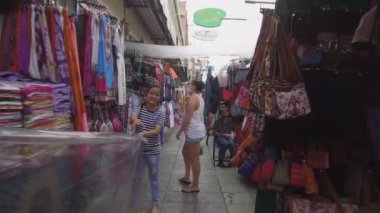 Bangkok, Tayland - Mart 2017, Pov: Beyaz turistler Khao San yolda ucuz sahte çanta için alışveriş. İnsanlar yemyeşil tezgahlarda dolaşıyor ve ucuz hediyelik eşya almak için yerlilerle pazarlık ediyor.. 