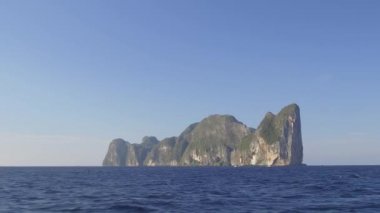 Pov Güzel büyük kireçtaşı uçurum güneşli Tayland pitoresk egzotik deniz manzarası oluşturma. Koh Phi Phi Lee serin bir ada atlamalı gezi sırasında dev bir karst ada geçmiş yelken. Muhteşem doğa