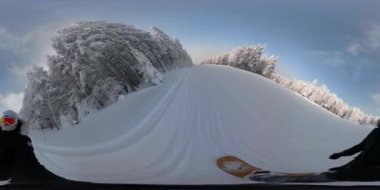 Vr 360 Selfie Kadın snowboardcu yokuş aşağı giderken güneşli yamaçlara bakıyor