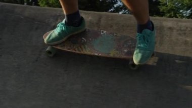 Yavaş Hareket, Close Up, Lens Flare: Eğlenceli küçük köpek sahibi gün doğumunda dalgalı pompa parça aşağı sürme sonra çalışır. Atletik kaykaycı ve onun köpek arkadaşı güzel gün batımında kentsel iz aşağı hız.