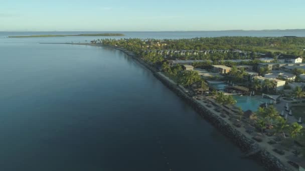 Aérial Vue Imprenable Matin Sur Hébergement Haut Gamme Île Tropicale — Video