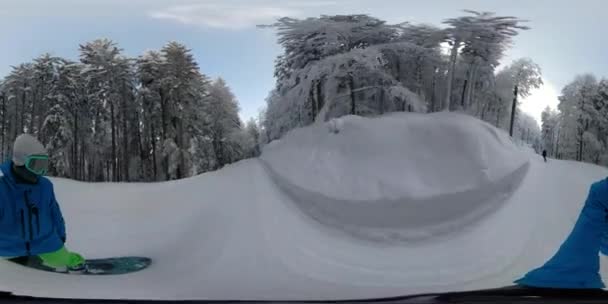 360 Virtual Reality Selfie Zwei Junge Freeride Snowboarder Beim Carven — Stockvideo