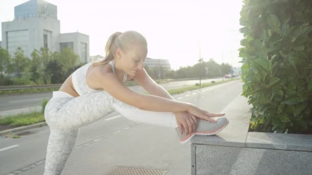 Slow Motion Cheerful Caucasian Jogger Stretches Her Hamstring Starting Her — Stock Video