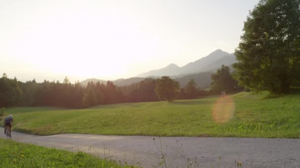 Lens Flare Mulher Feliz Bike Sorrisos Ondas Treinamento Ciclista Estrada — Vídeo de Stock