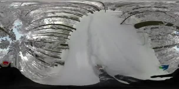 360vr Selfie: snowboardåkare njuta av en rolig dag i backcountry ridning färsk snö — Stockvideo