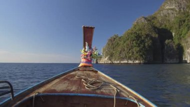 Pov: Egzotik adacık geçmiş yelken küçük tekne üzerinde muhteşem kireçtaşı kayalıklar kule. Güneşli kıyı Tayland pitoresk bir ada atlamalı tur Awesome ilk kişi görünümü. Güzel yaz deniz manzarası.