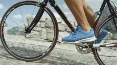 Yavaş Hareket, Yakın Çekim: Yaz aylarında yüksek dağ geçidi üzerinde pedal çeviren tanınmayan yol bisikletçisi. O yorucu bir dağ geçidi boyunca yarışları gibi dik bir arnavut kaldırımlı yolda bisiklet bilinmeyen erkek bisikletçi.
