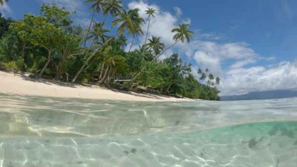 Half Underwater Betoverend Uitzicht Hemel Boven Zandkust Van Het Heldere — Stockvideo