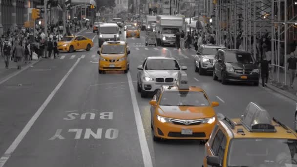 2017年9月 黄色孤立 在繁忙的市中心 繁华的城市生活和交通放缓的电影镜头 著名的醒目的黄色出租车在灰色的纽约市交通中脱颖而出 — 图库视频影像