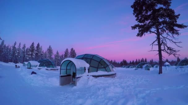 芬兰拉普兰 2017 芬兰雪域卡克斯劳塔宁北极度假村的玻璃冰屋村 玻璃冰屋 用于在寒冷的北极圈观看北极光 黄昏时分的豪华旅游胜地 — 图库视频影像