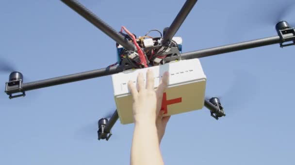 Close Uav Aerial Drone Delivery Multicopter Flying First Aid Medicine — Stock Video