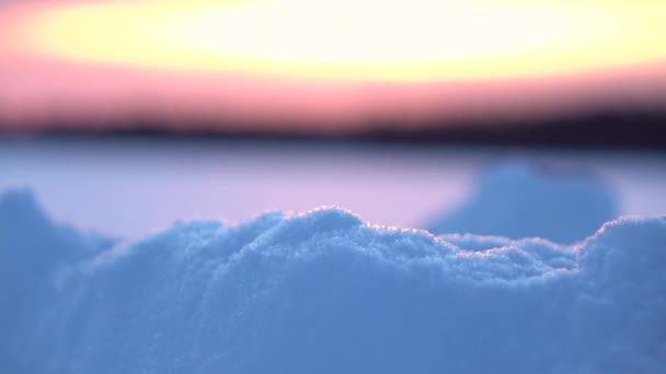 Close Dof Bevroren Kristallen Een Berg Sneeuw Die Prachtige Ochtendzon — Stockvideo