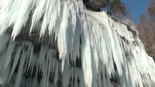 Kış Gününde Kayalık Dağ Kayalıklarında Çarpıcı Dondurulmuş Şelale Buz Sarkıtları — Stok video