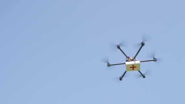 Livraison de drones UAV. Multicopter se lève et vole avec les premiers secours. Drone livrant des médicaments SOS. Expédition aérienne médicale par drone de premier secours. Logistique aérienne et transport avec UAV 
