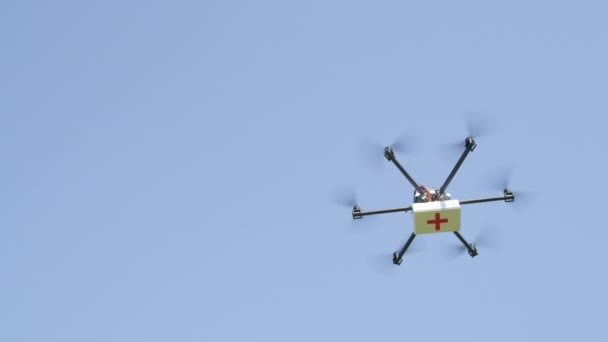 클로즈업 Uav 패키지로 Sos 의학을 제공하는 항공기 구조대 항공기에 Uav와 — 비디오