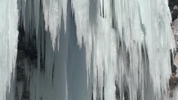 Closeup Cascada Invierno Congelada Carámbanos Blancos Impresionantes Heladas Colgando Del — Vídeos de Stock