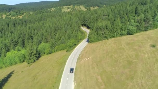 Aerial Coche Suv Negro Que Conduce Largo Una Carretera Rural — Vídeos de Stock