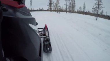 Kar mobil gökyüzünün Yakın Çekim Detayı. Finlandiya'da soğuk kış günlerinde kar mobilizasyonu. Vahşi doğada kar makinesi yolculuğu. Güzel Finlandiya'da buzlu arazide binicilik ve yarış