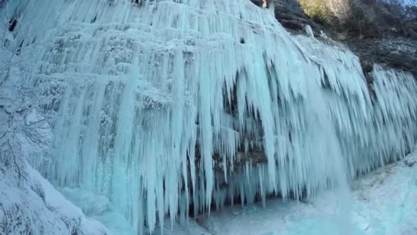 Close Prachtige Bevroren Waterval Ijspekels Rocky Mountain Cliff Winterdag Winter — Stockvideo