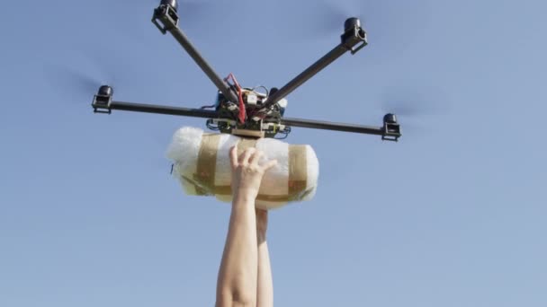 FERMER : Personne méconnaissable recevant un gros colis de médicaments par livraison de drone cargo. Livraison par drone de drogues illégales. Des UAV survolent la frontière. Trafic de drogues illicites par drone aérien 