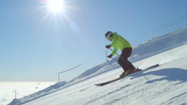 Seguimiento Moción Lenta Joven Esquiador Recreativo Disfruta Primera Pista Perfecta — Vídeos de Stock