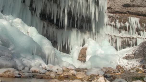 Closeup Cascada Invierno Congelada Carámbanos Blancos Impresionantes Heladas Colgando Del — Vídeos de Stock