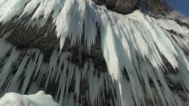 Kış Gününde Kayalık Dağ Kayalıklarında Çarpıcı Dondurulmuş Şelale Buz Sarkıtları — Stok video