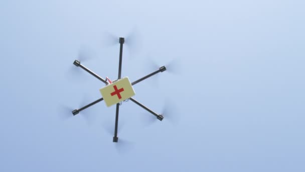 Uzavřete Odlesk Objektivu Multicopter Stoupá Létá Balíčkem První Pomoci Drone — Stock video