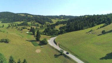 Andan: Pastoral kırsal manzara boş ülke karayolu boyunca sürüş Siyah Suv araba. Güzel yeşil Slovenya genelinde yolculuk yolculuk insanlar. Uzak vadide yemyeşil tepeler ve çayır alanları