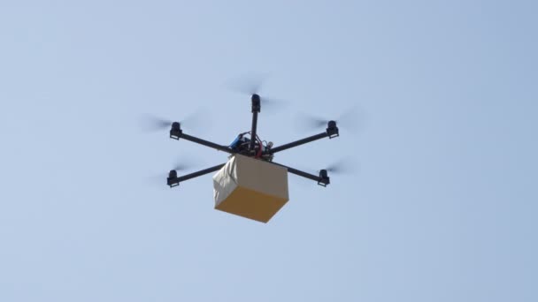 特写无人机交付 多直升机在蓝天上飞行大棕色包裹 无人机将邮包送到您的家 由直升机无人机运送未来 多转子物流和运输 — 图库视频影像
