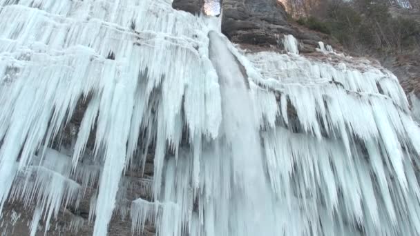 Cerrar Impresionantes Carámbanos Cascada Congelados Acantilado Rocoso Montaña Día Invierno — Vídeo de stock