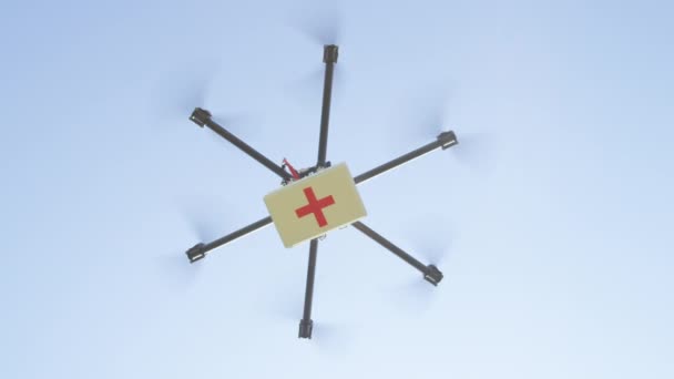 特写镜头 Flare Uav 无人机交付 多直升机上升和飞行与急救包 无人机提供索斯药物 由直升机无人机运送未来 多转子物流和运输 — 图库视频影像