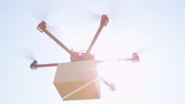 Yakın Çekim Lens Flare: İhA drone teslimat. Multicopter yükselen ve paket ile uçan. Drone evinize mal teslim ediyor. Helikopter drone ile fütüristik sevkiyat. Multirotor lojistik ve taşımacılık