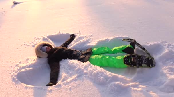 Low Motion Flose Menina Alegre Fazendo Anjos Neve Campo Nevado — Vídeo de Stock