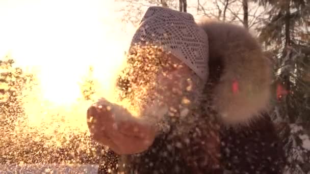 Slow Motion Close Portret Gelukkige Jonge Vrouw Waait Witte Sneeuwvlokken — Stockvideo