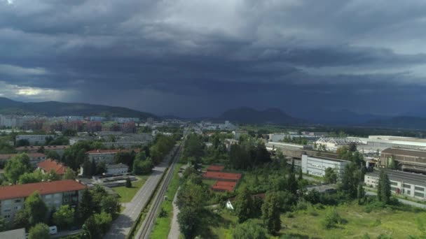 Aerial Nubes Tormenta Negra Sobre Idílica Ciudad Suburbana Verde Rodeada — Vídeo de stock