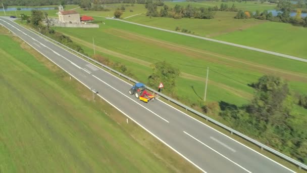 Aerial Colorido Tractor Que Conduce Largo Camino Campo Vacío Través — Vídeo de stock