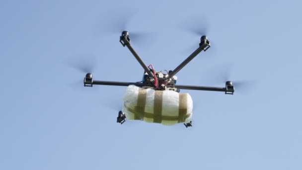 Close Drone Delivery Illegal Drugs Uav Aircraft Flying Drug Stash — Stock Video