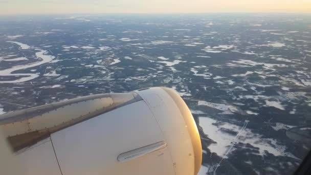 Anten Yakın Çekim Yoğun Bulutların Üzerinde Uçarken Uçak Penceresinden Romantik — Stok video