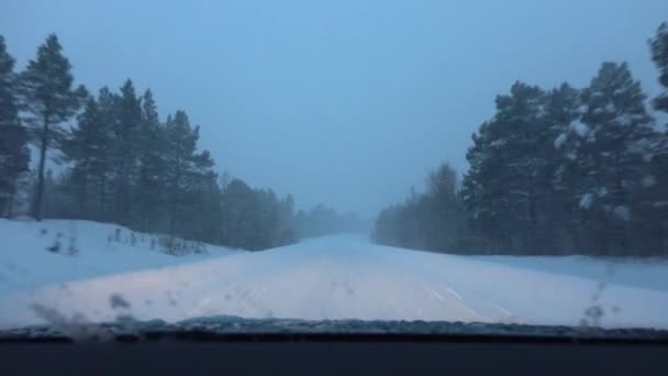 Pov 在暴风雪中 在大雾弥漫的冬季 汽车在危险的雪滑乡村公路上超速行驶 能见度低 芬兰降雪期间结冰的公路上降了大雪 — 图库视频影像