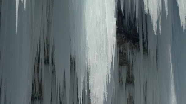 Closeup Cascada Invierno Congelada Carámbanos Blancos Impresionantes Heladas Colgando Del — Vídeo de stock